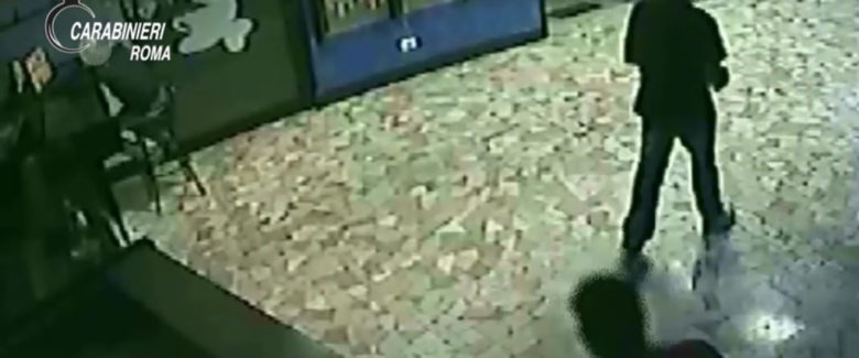 Aggredisce sala slot, sedicenne se la cava